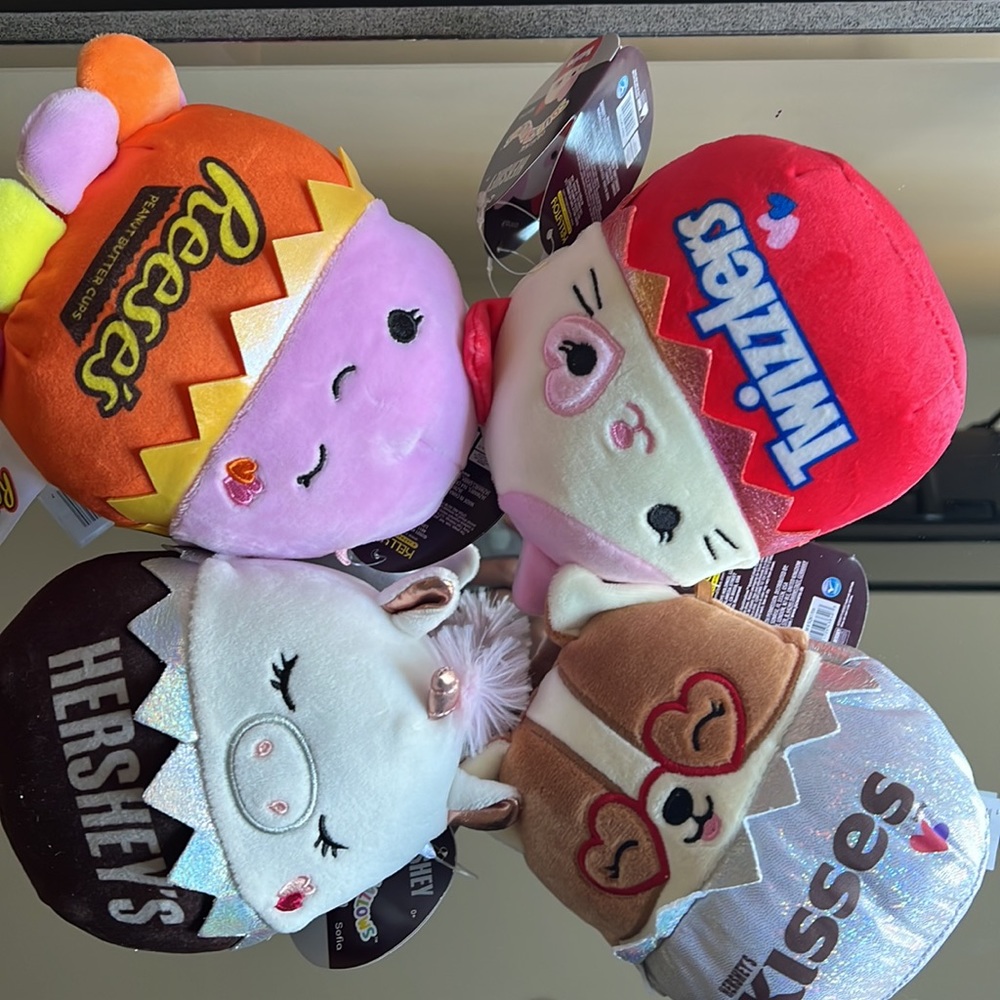 Squishmallows 5” 3 ) 1) HERSHEY’S Sofia, REESE’S Jeanne, KISSES Regin FOR 3 item